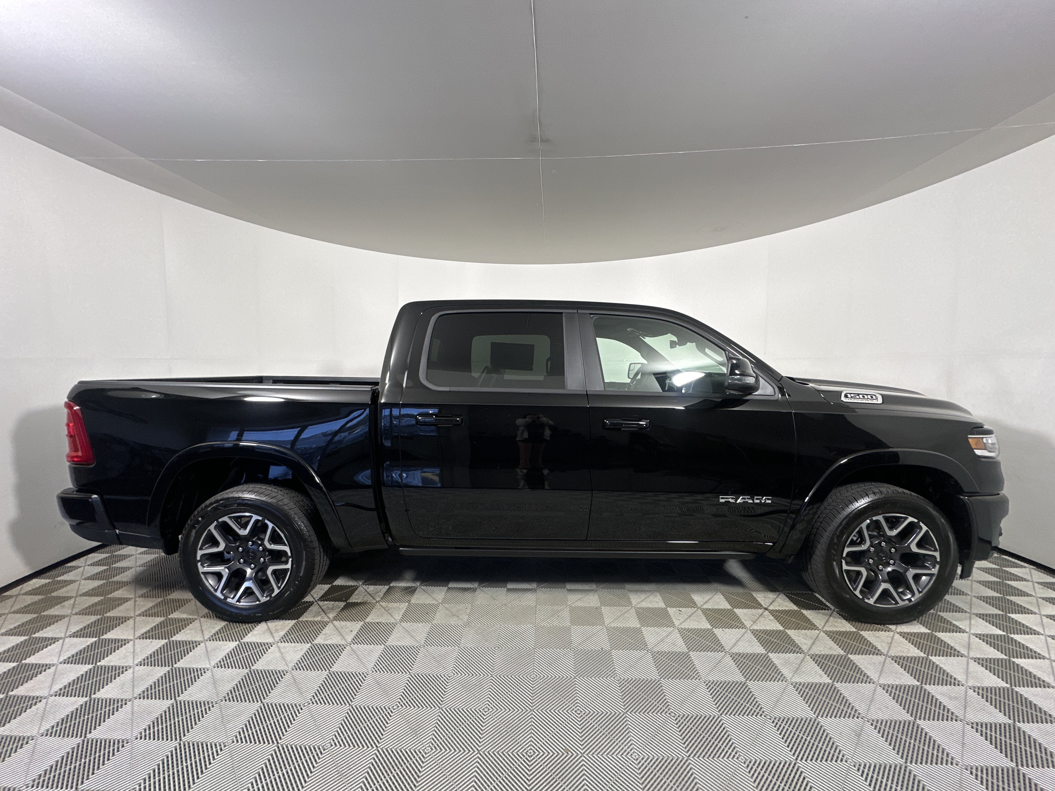 New 2026 Diamond Black Crystal Pearl-Coat Exterior Paint RAM Laramie image 8