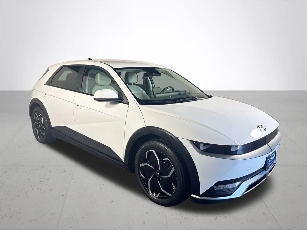 Used 2023 White Hyundai SEL image 4