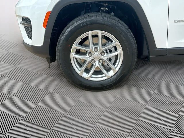 New 2026 Bright White Clear-Coat Exterior Paint Jeep Laredo X image 35