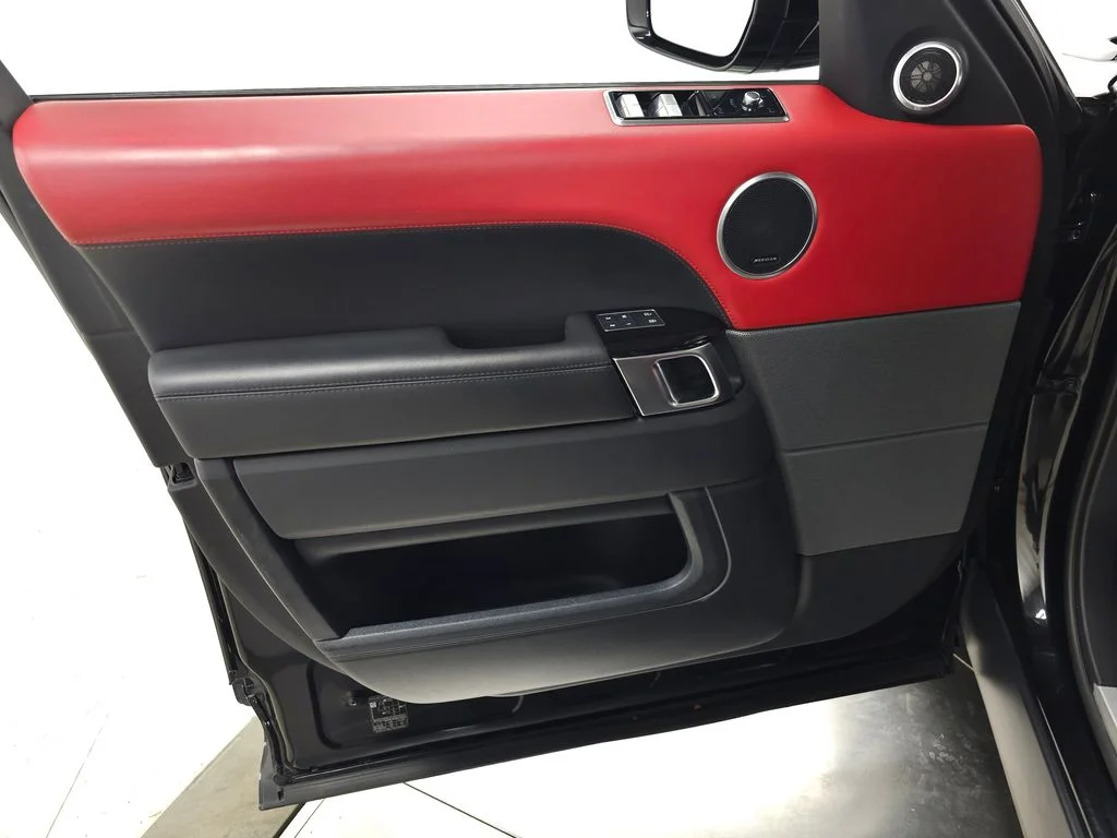 Used 2022 Black Land Rover HSE Dynamic image 13