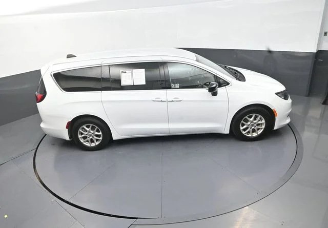 Used 2024 White Chrysler LX image 18