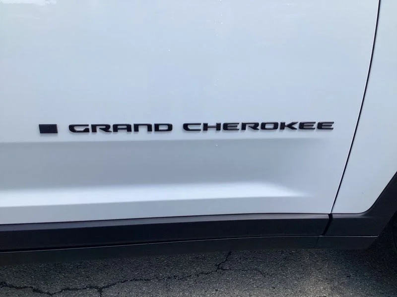New 2026 Bright White Clearcoat Jeep Laredo Altitude image 10