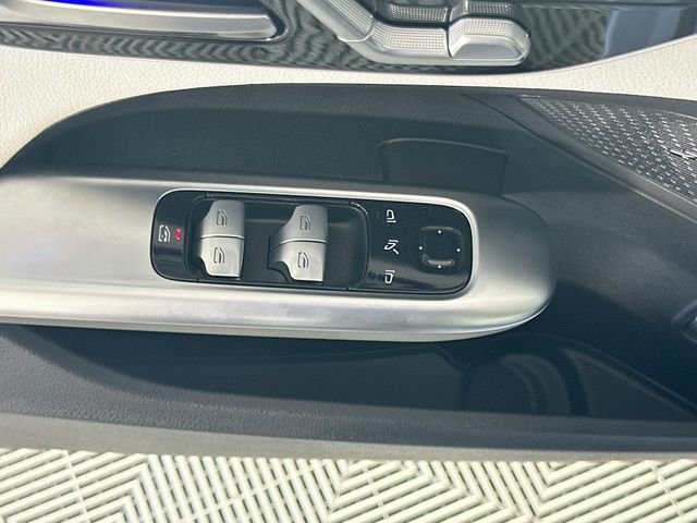 New 2026 MANUFAKTUR Alpine Grey Mercedes-Benz C 300 image 18
