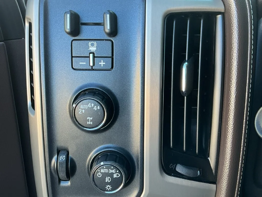 Used 2017 WHITE FROST TRICOAT GMC Denali image 26