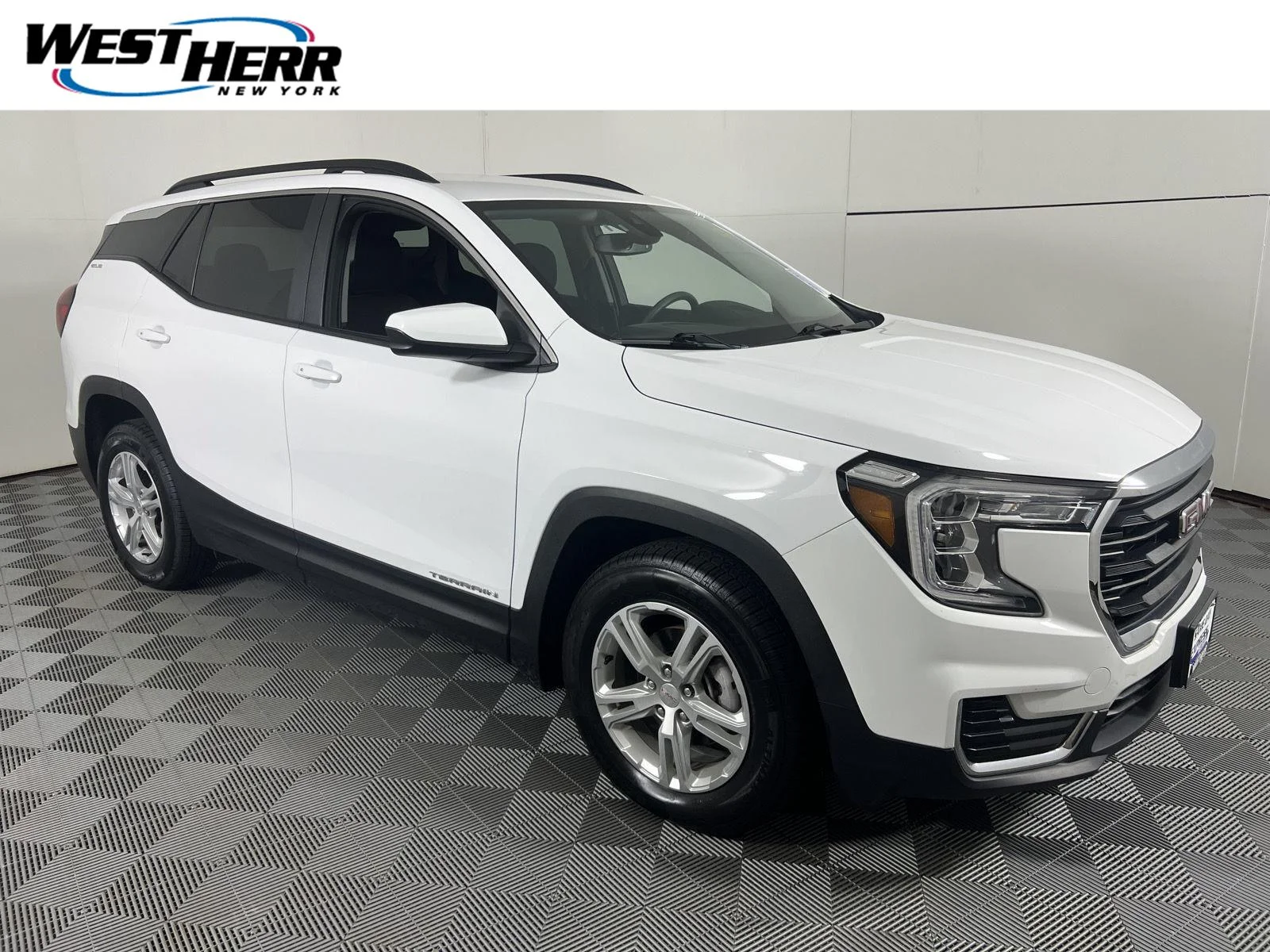 Used 2024 Summit White GMC SLE image 1