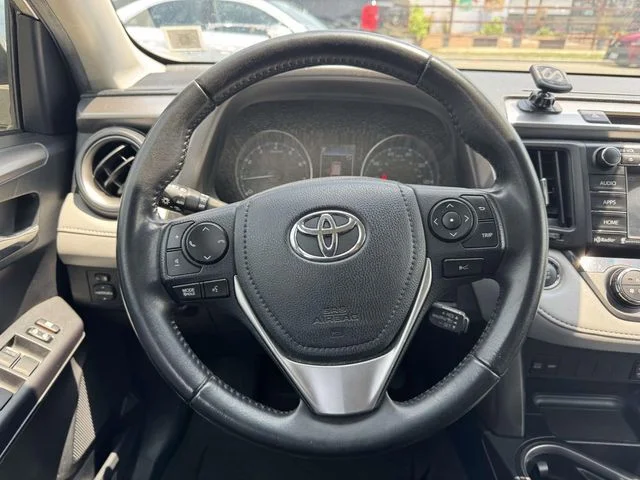 Used 2018 Silver Toyota XLE image 19