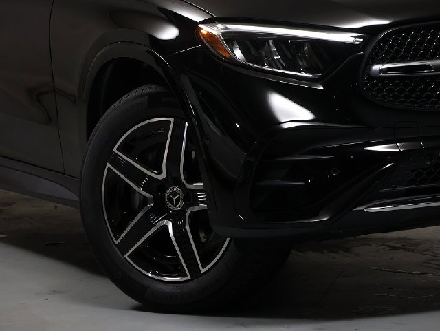 New 2027 Black Mercedes-Benz GLC 300 image 3