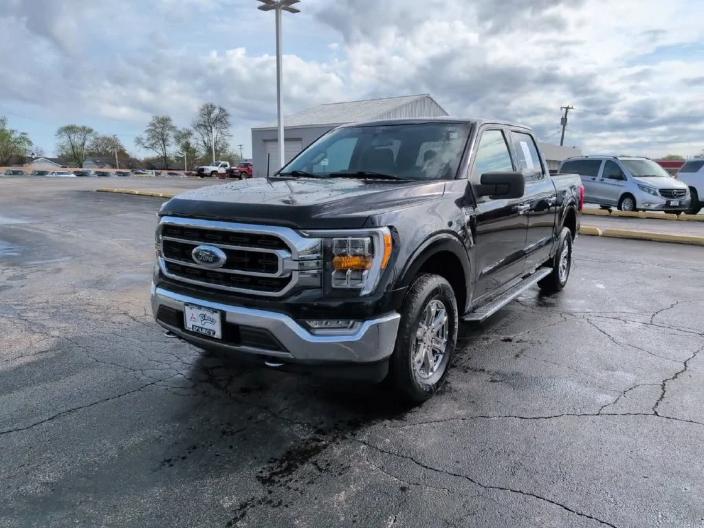 Used 2021 Blue Ford XLT image 2