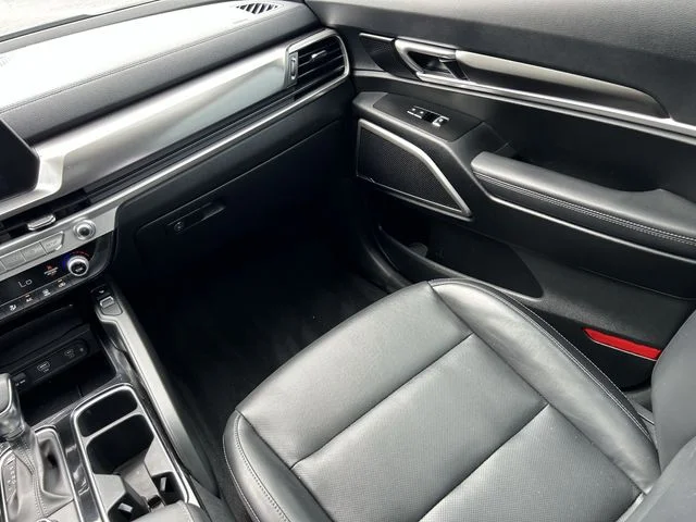 Used 2023 Black Kia S image 20