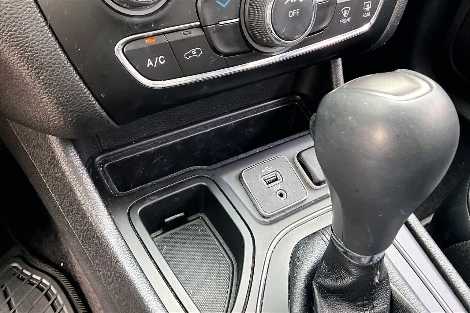 Used 2019 Diamond Black Crystal Pearlcoat Jeep Latitude Plus image 32