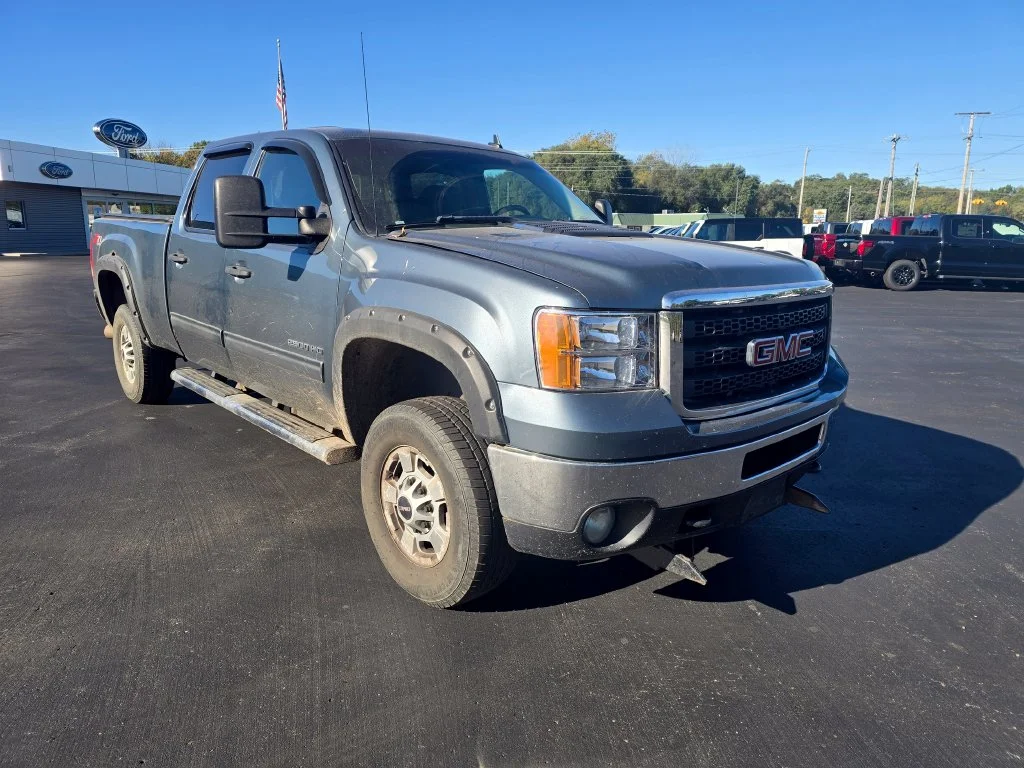 Used 2011 Stealth Gray Metallic GMC SLE image 2