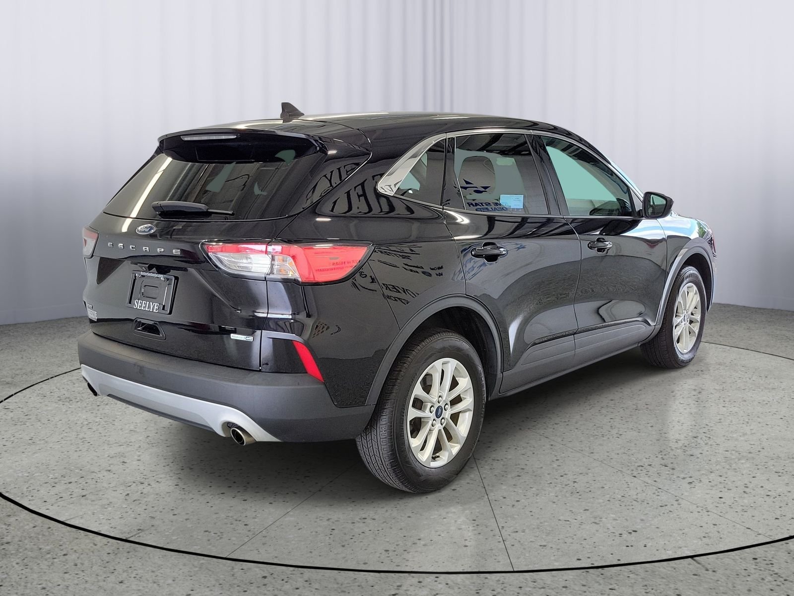Used 2020  Ford SE image 2