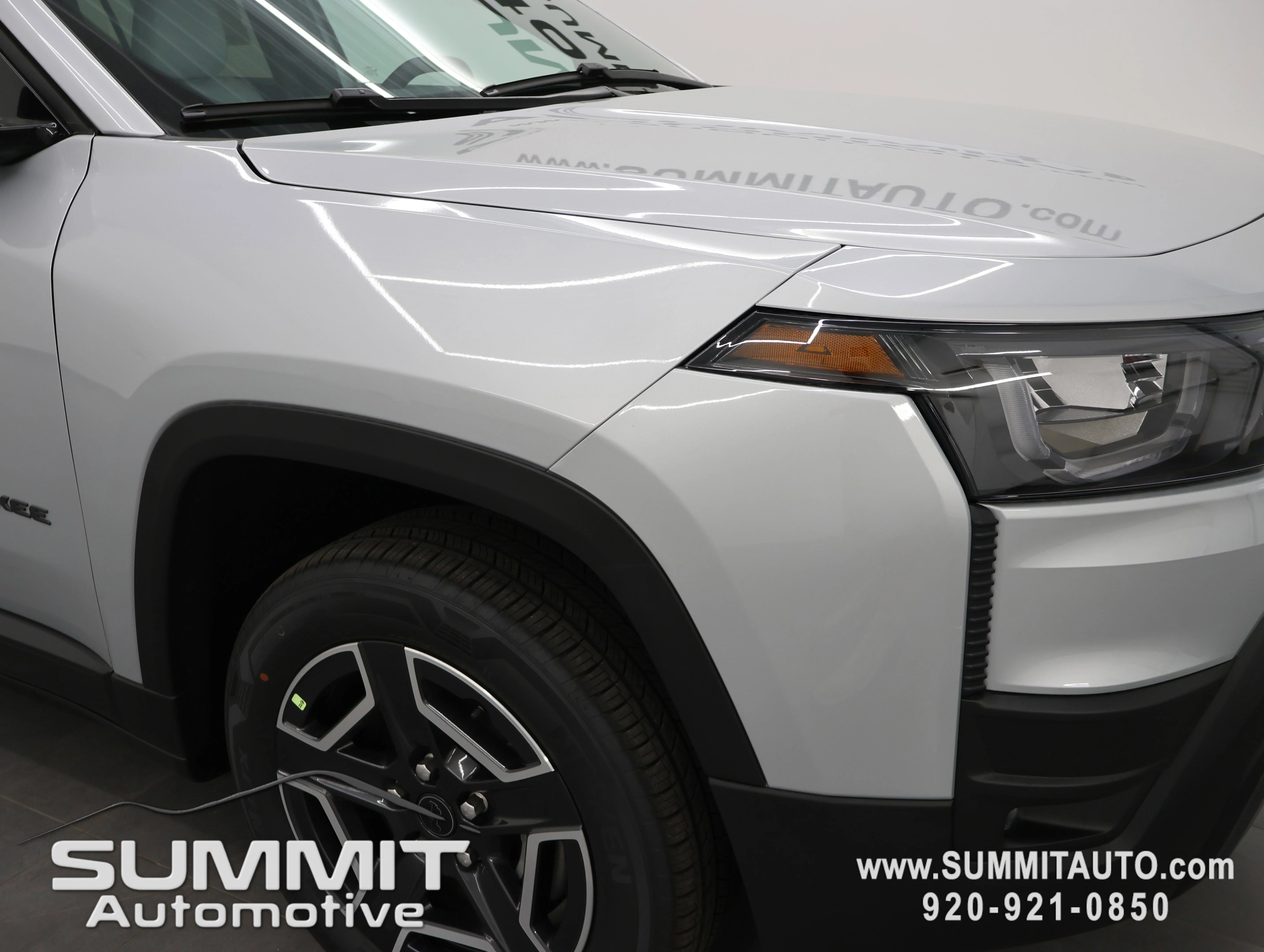 New 2026 Silver Zynith Clear-Coat Exterior Paint Jeep Limited image 23