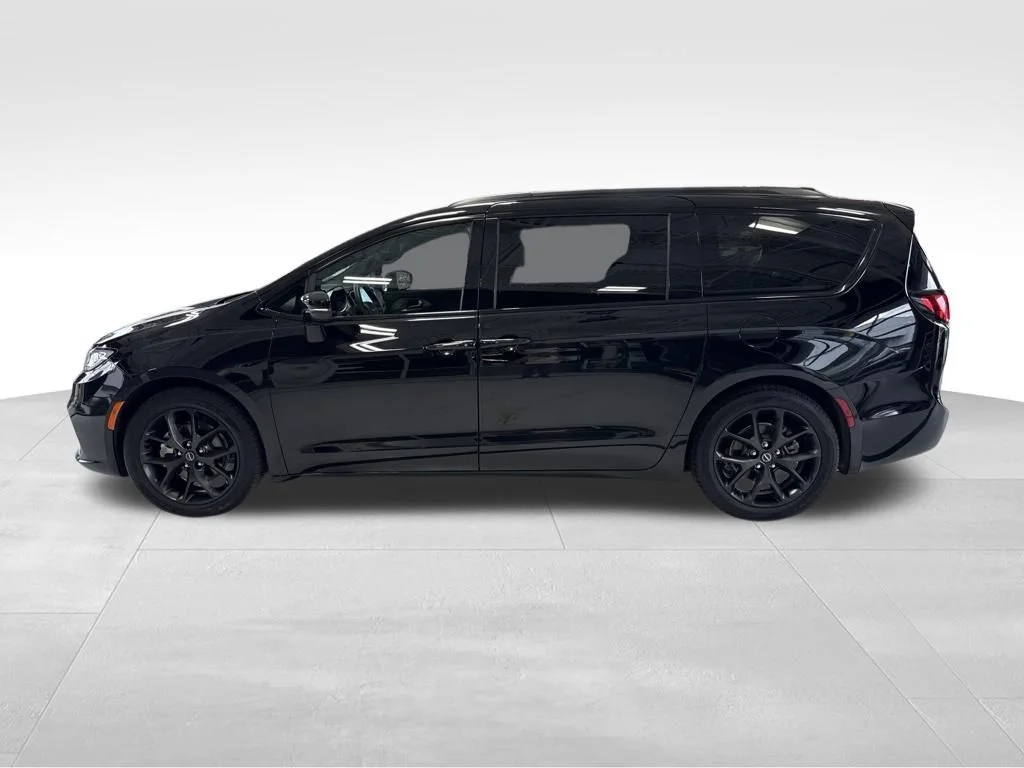 Used 2025 Black Chrysler Limited image 2