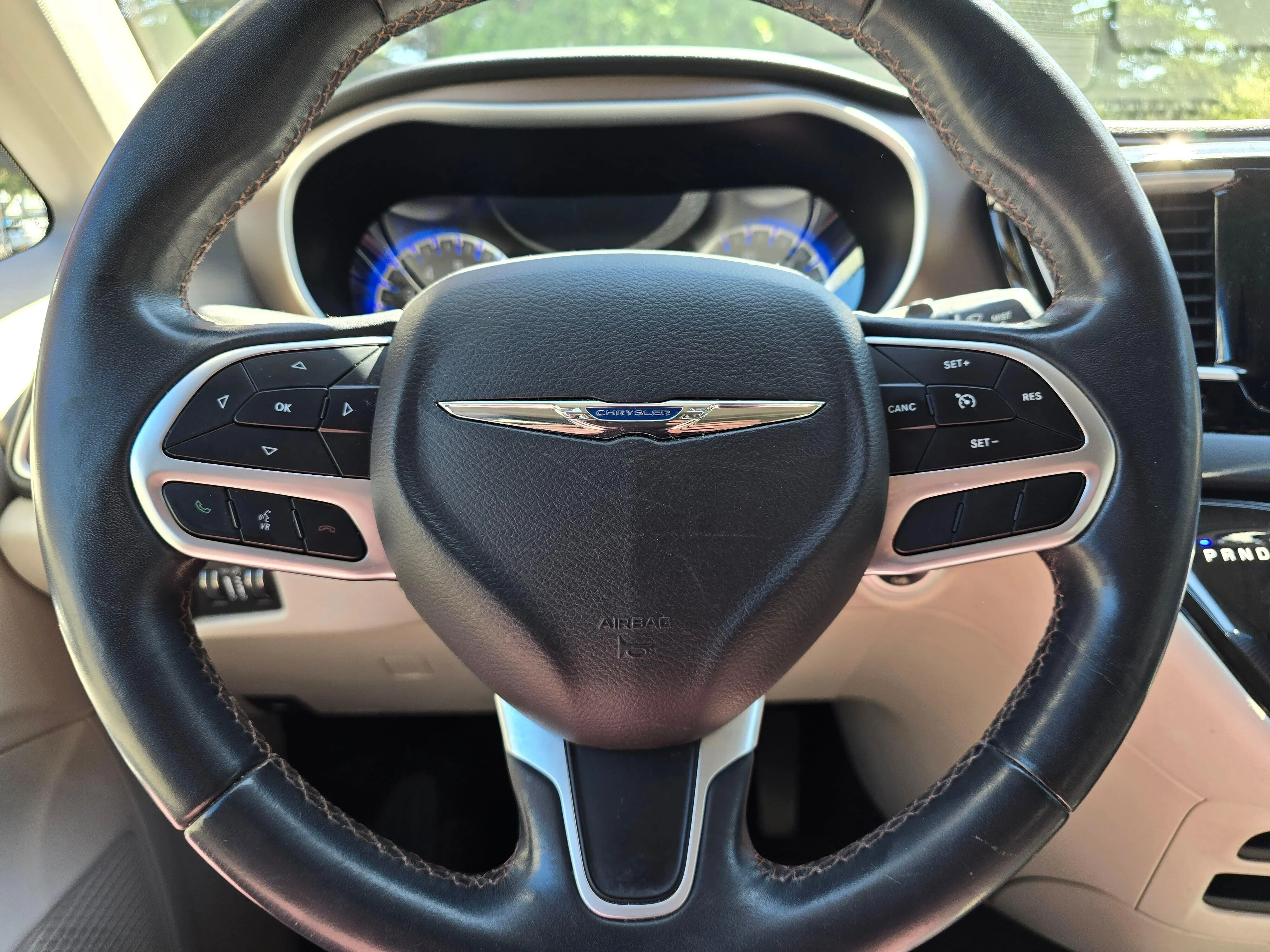 Used 2018 Brilliant Black Crystal Pearlcoat Chrysler Touring L image 16
