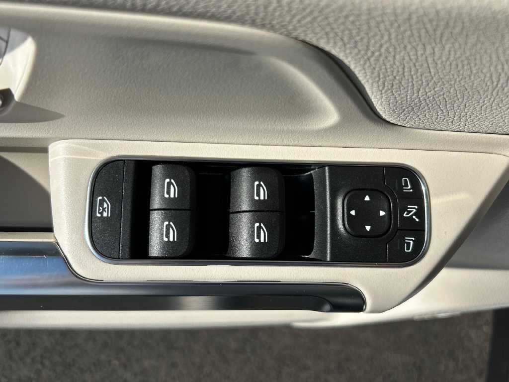 New 2026 Polar White Mercedes-Benz GLB 250 image 12