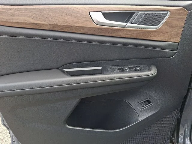 New 2026 Black Volkswagen 2.0T SE w/Technology image 8