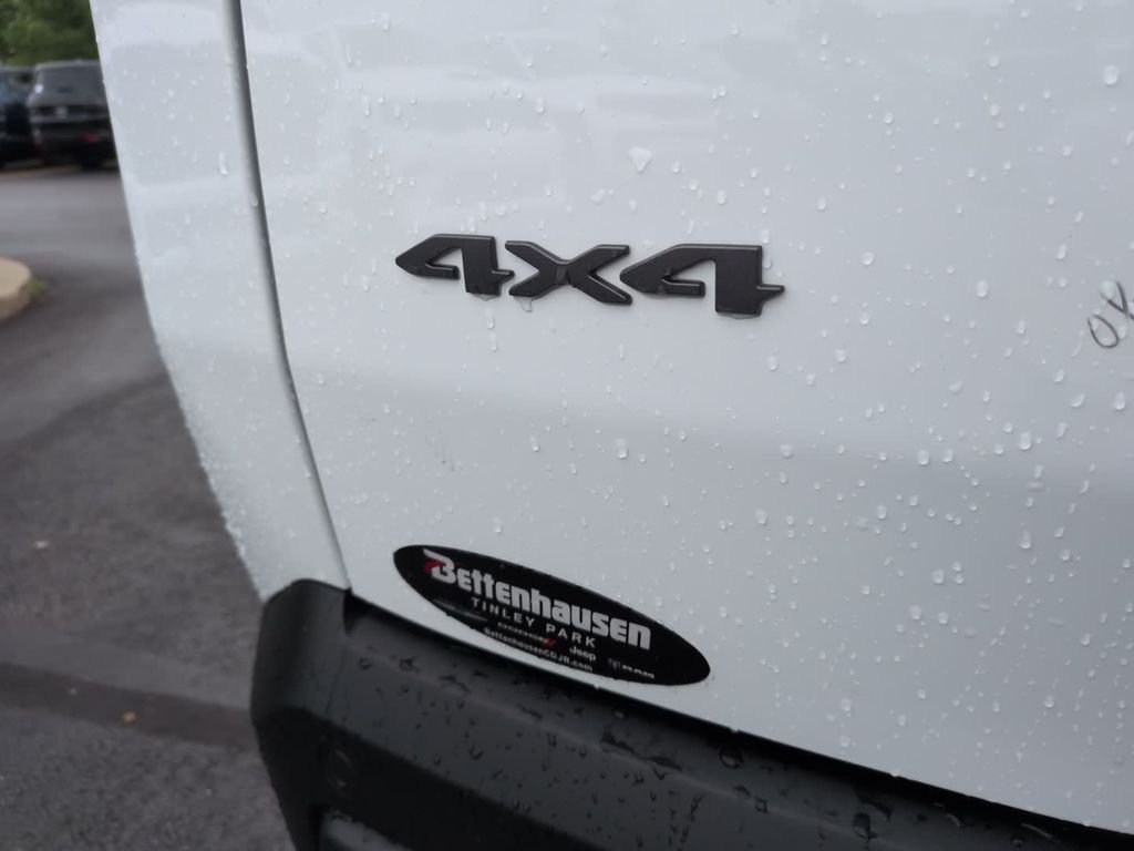 New 2026 Bright White Clear-Coat Exterior Paint Jeep Limited image 8