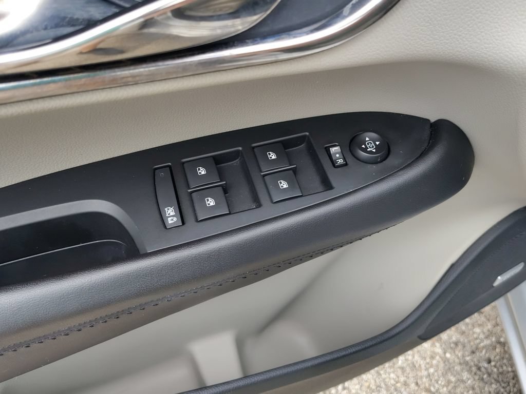 Used 2018 RADIANT SILVER METALLIC Cadillac Luxury AWD image 18