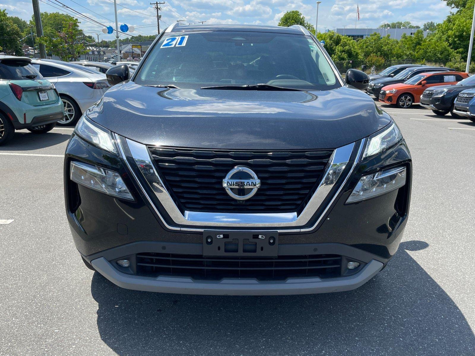 Used 2021 Super Black Nissan SL image 8