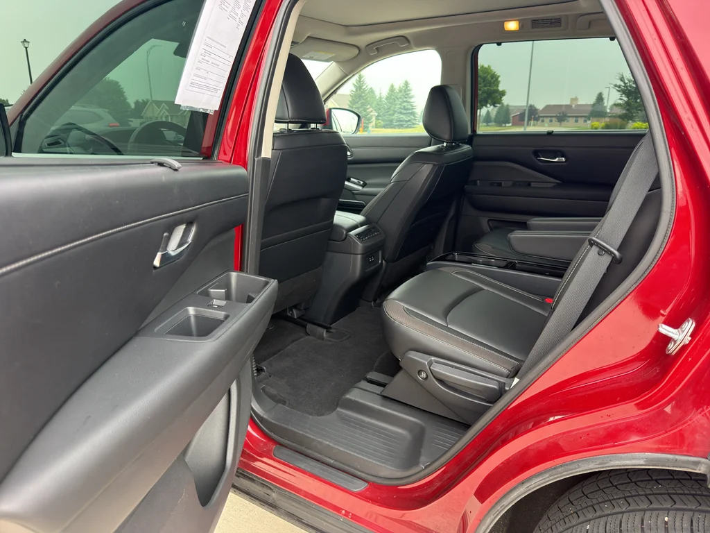 Used 2023 Scarlet Ember Tintcoat Nissan SL image 8