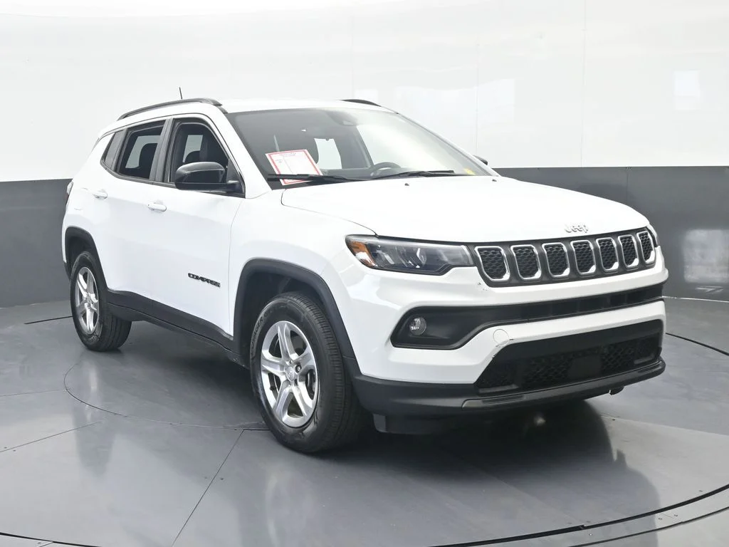 Used 2023 Bright White Clearcoat Jeep Latitude image 9