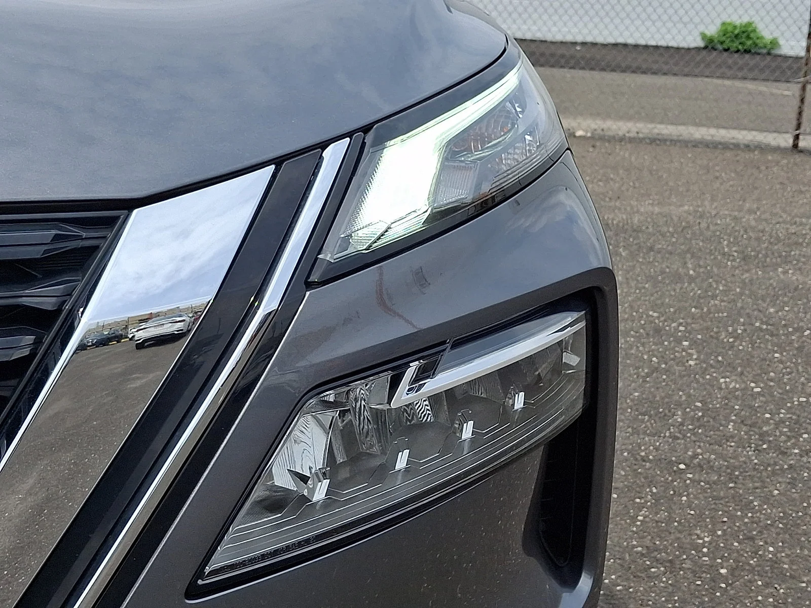 Used 2023 Gun Metallic Nissan SL image 9