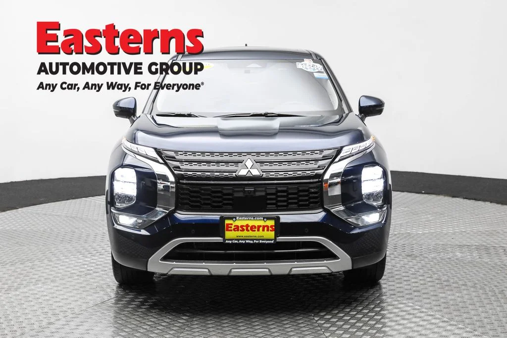 Used 2023 Blue Mitsubishi SE image 2