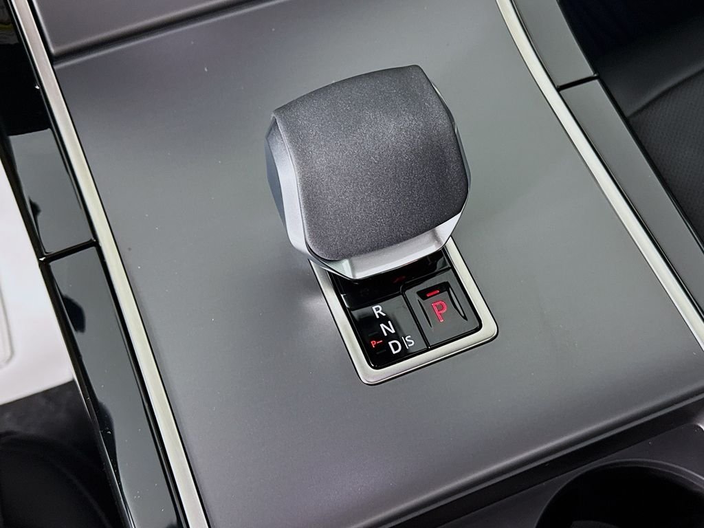 Used 2025 White Land Rover Dynamic image 17