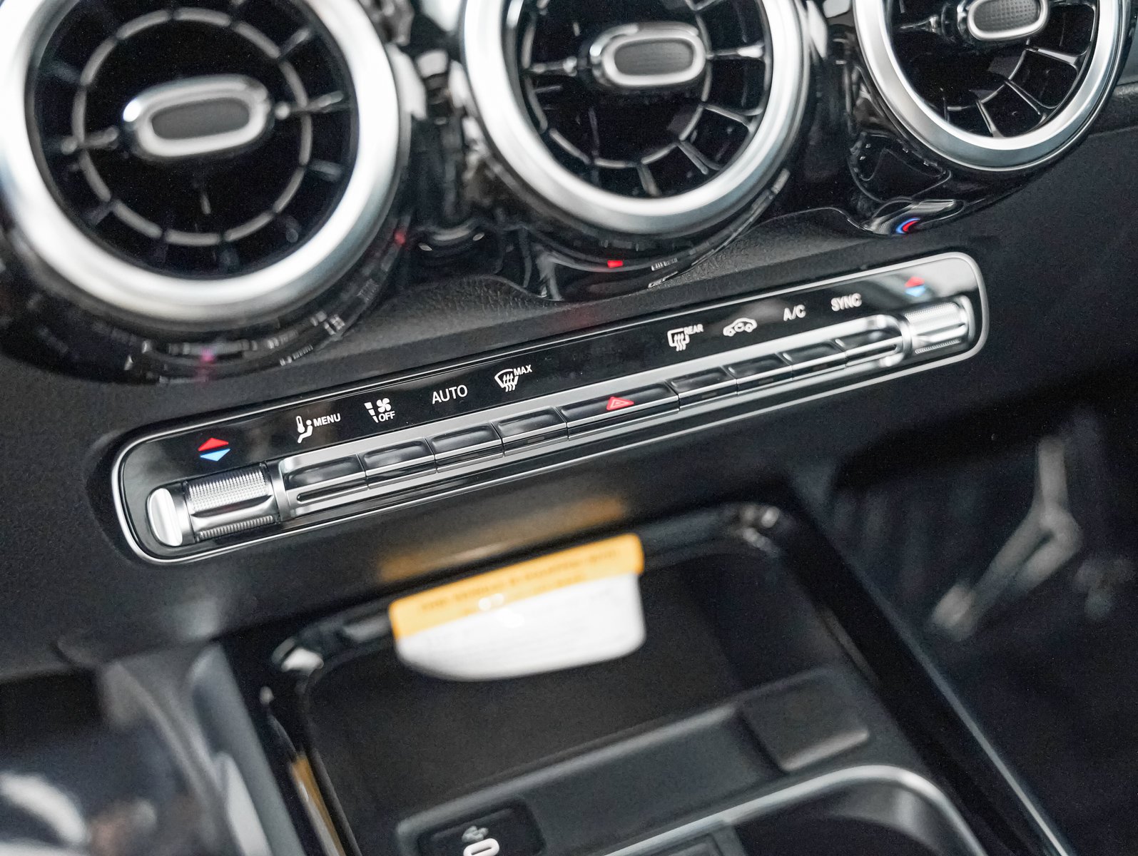 New 2026 Polar White Mercedes-Benz GLB 250 image 21