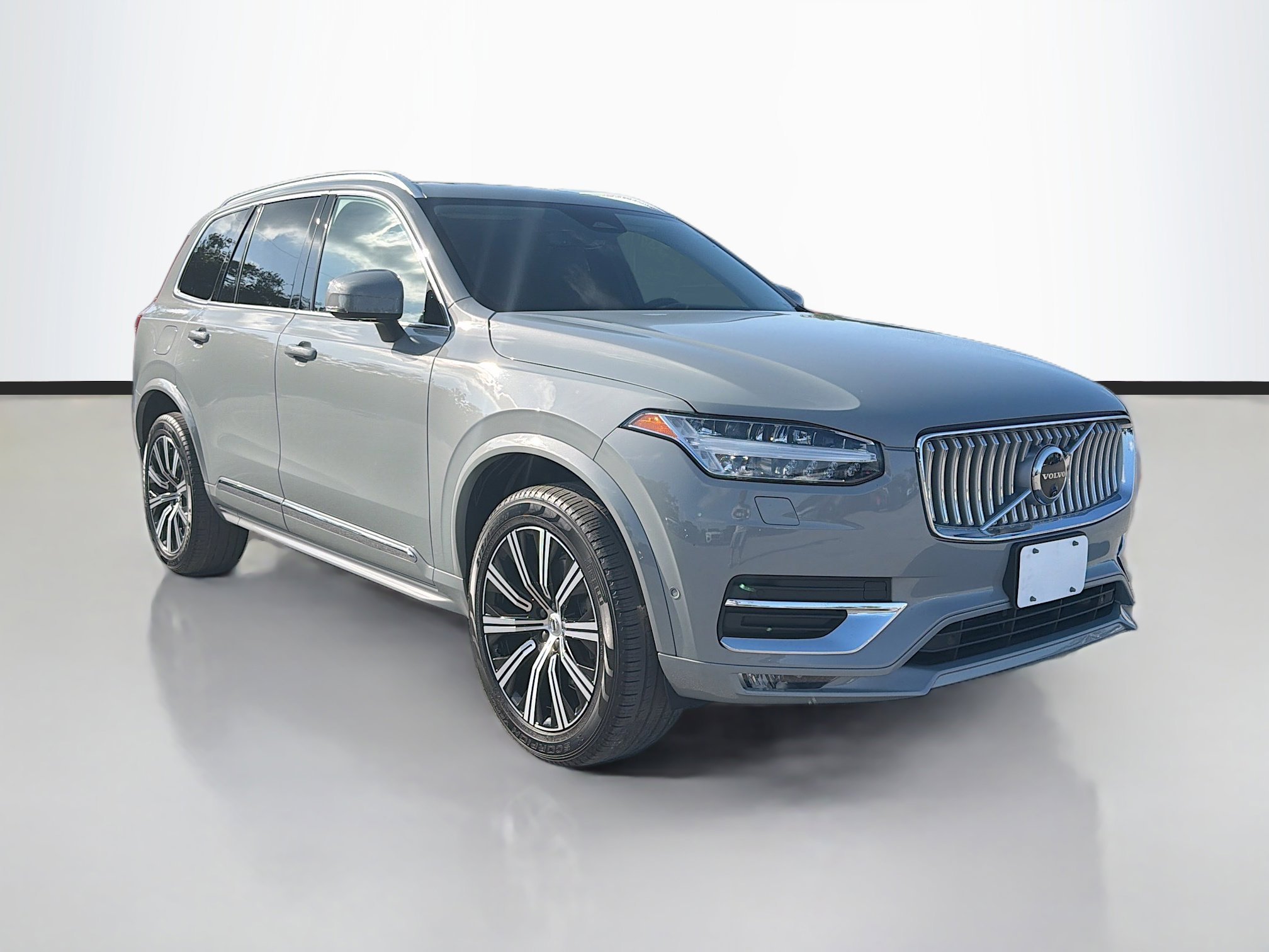 Used 2024 Vapour Gray Metallic Volvo Plus Bright Theme image 7