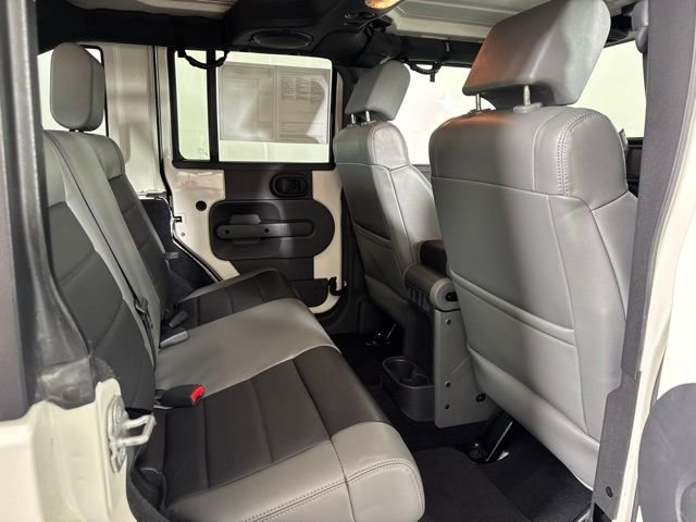 Used 2010 White Jeep Unlimited Rubicon image 5