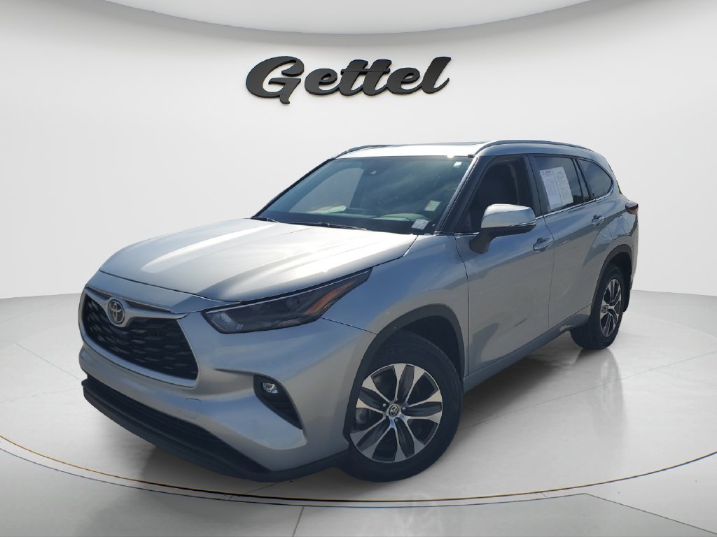 Used 2025 Silver Toyota XLE image 1