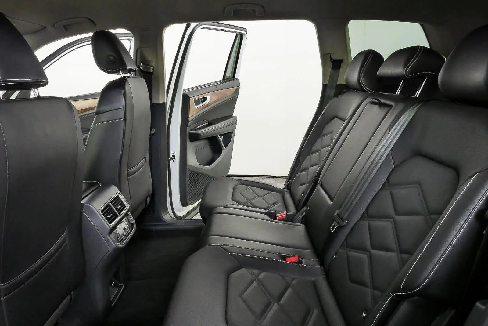Certified Used 2025  VOLKSWAGEN SE image 19