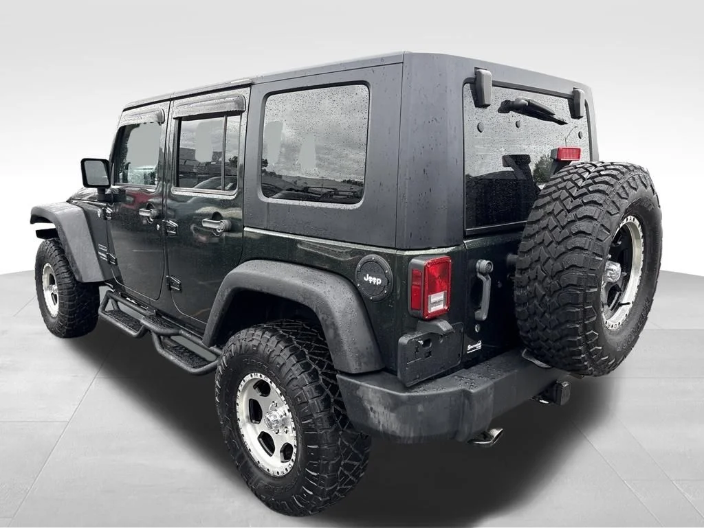 Used 2010  Jeep Unlimited Sport image 3
