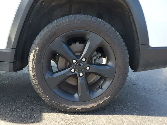 Used 2023 White Jeep Altitude image 9