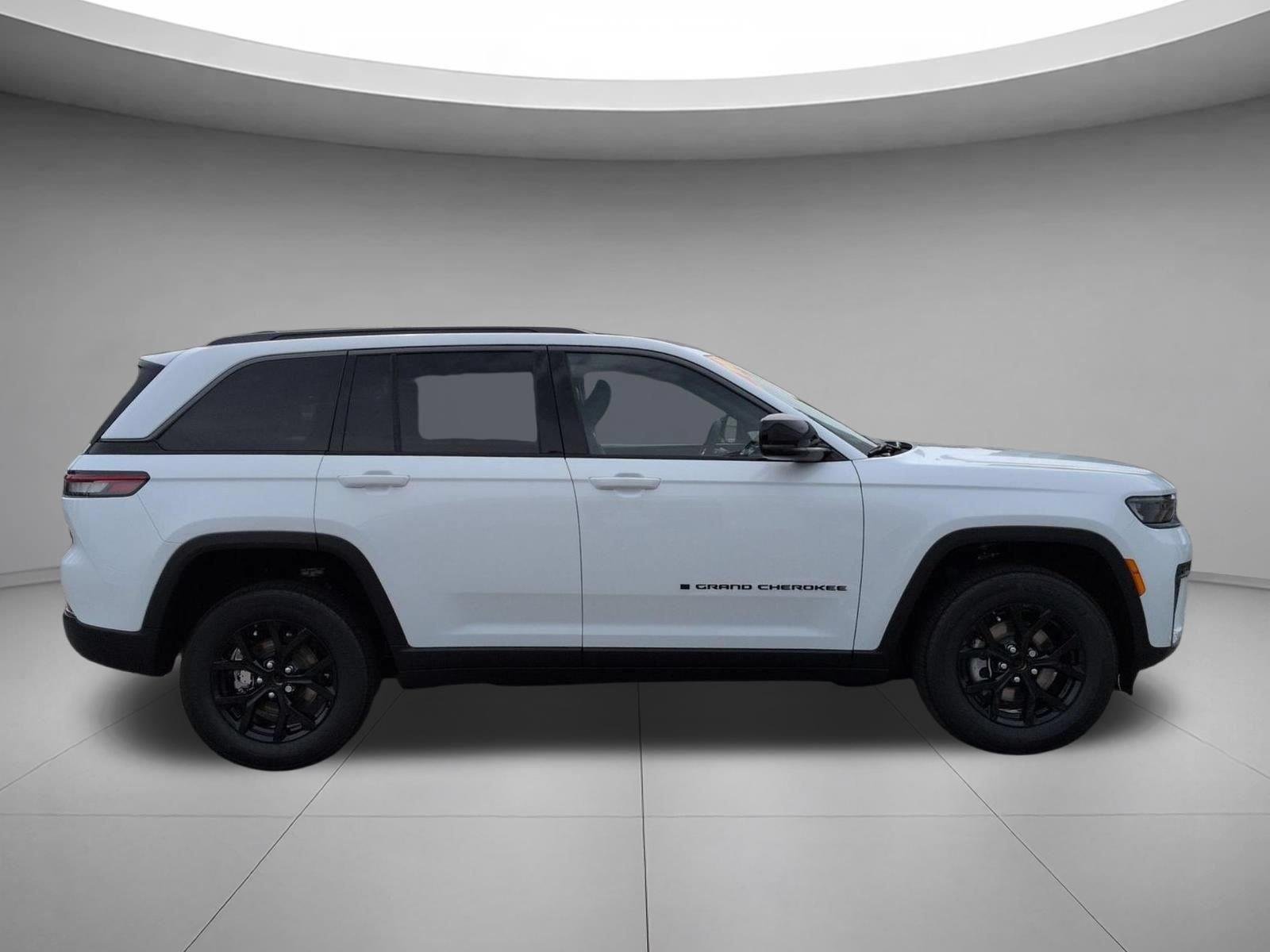 New 2026 Bright White Clear-Coat Exterior Paint Jeep Laredo Altitude image 6