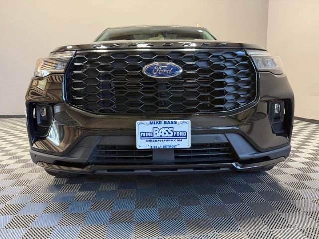 Certified Used 2025 Agate Black Metallic Ford ST-Line image 3