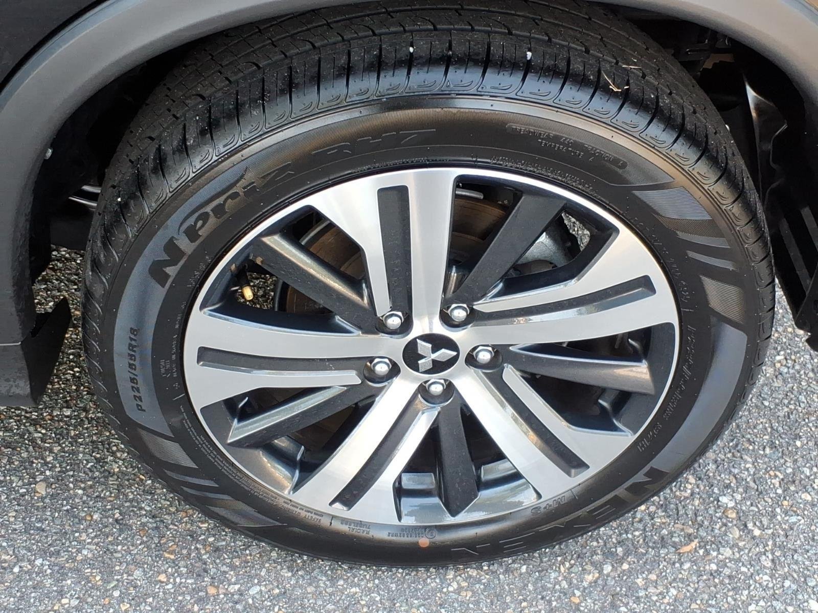Used 2025  MITSUBISHI  image 5
