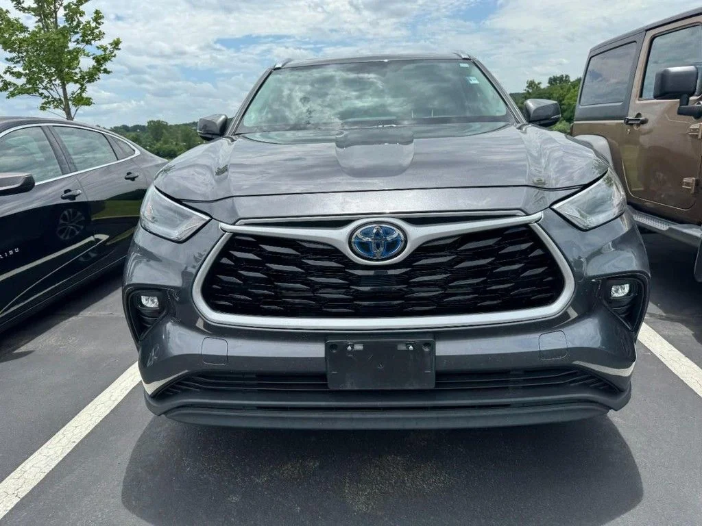Used 2021 Magnetic Gray Metallic Toyota XLE image 2
