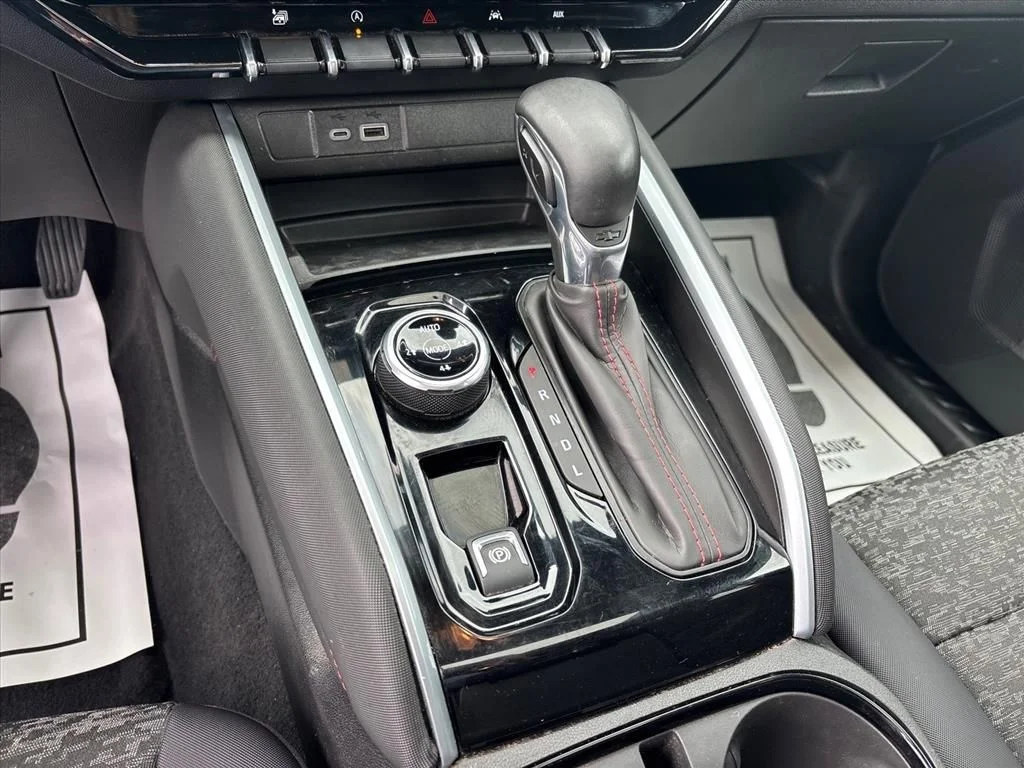 Used 2025 White Chevrolet Z71 image 35