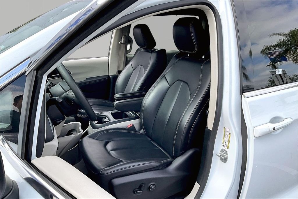 Used 2023 White Chrysler Touring L image 20