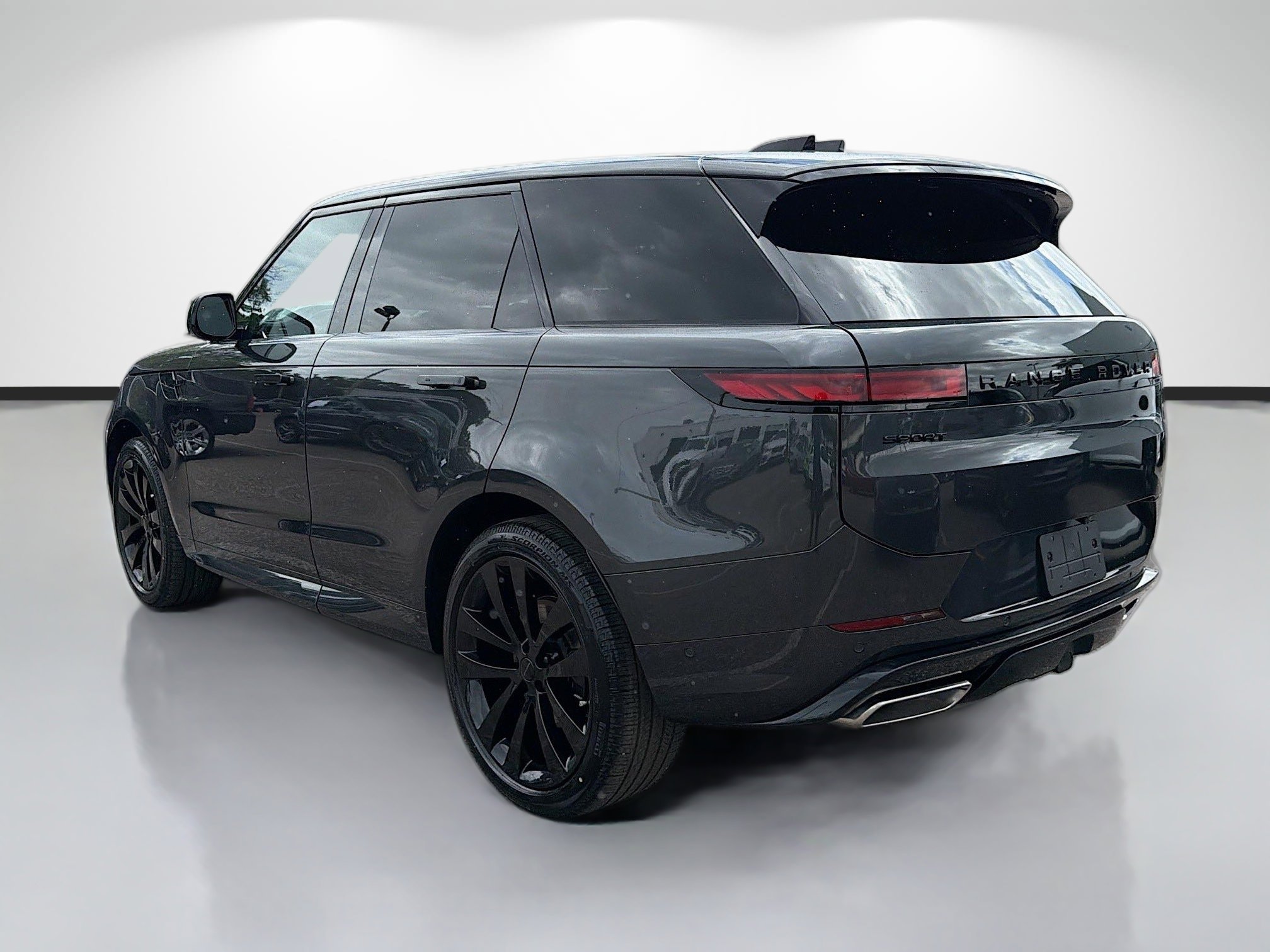 New 2026 Carpathian Grey Land Rover Dynamic SE image 3