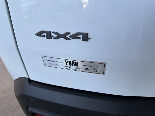 New 2026 Bright White Clear-Coat Exterior Paint Jeep Laredo image 5
