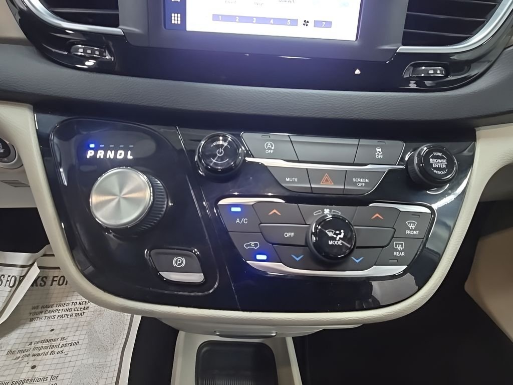 Used 2022 White Chrysler LX image 32