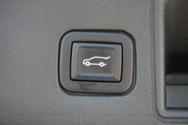 Used 2022  GMC SLT image 10