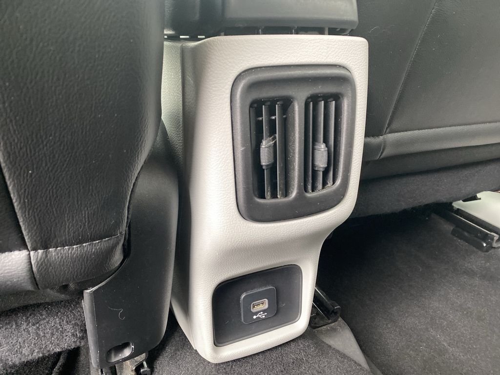 Used 2018 Redline Pearlcoat Jeep Latitude image 27