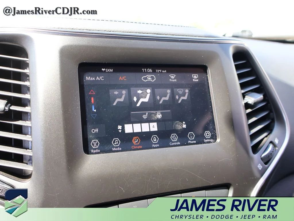 Used 2021 Silver Jeep Latitude Lux image 32