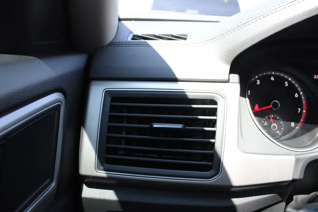 Used 2019 White Volkswagen 3.6L V6 SE image 8
