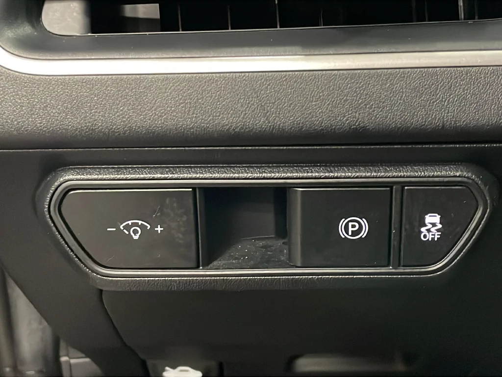Used 2025 White Kia LXS image 28